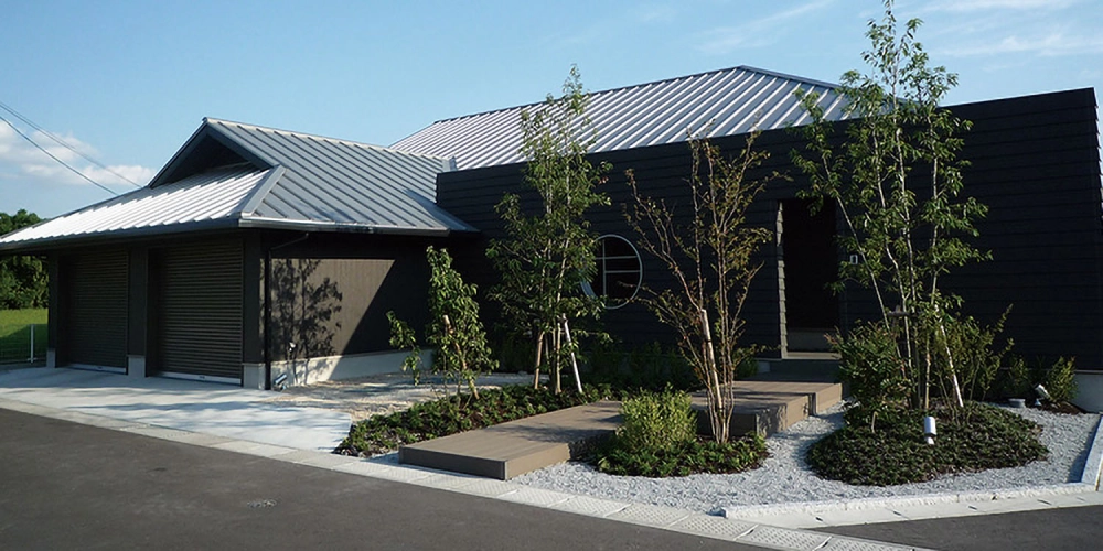 Mẫu nhà mái nhật lợp tôn giả ngói giá rẻ với thiết kế hiện đại