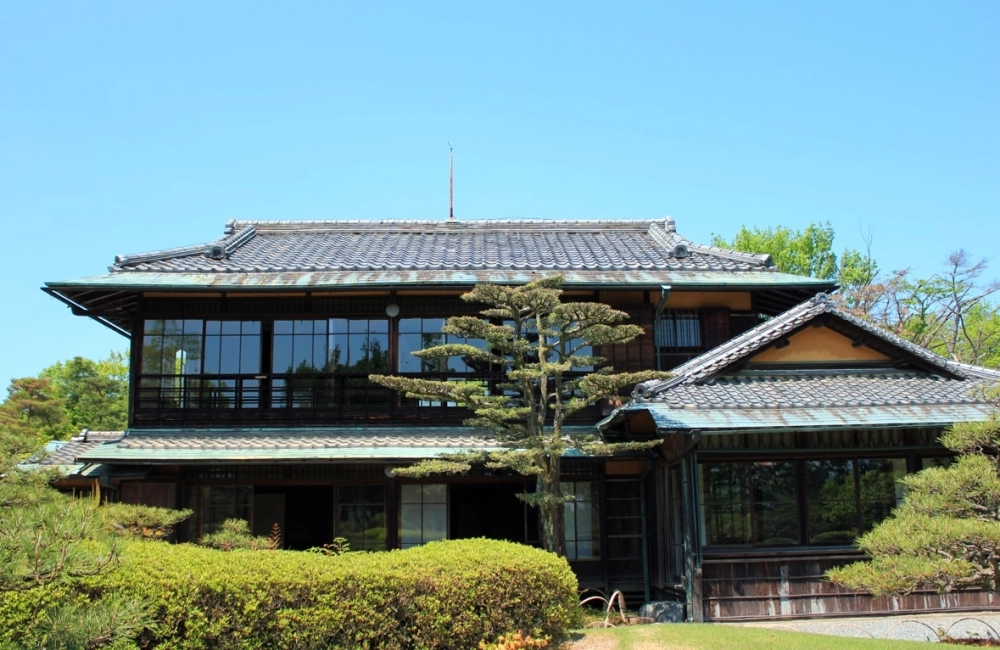 Kiến trúc biệt thự 2 tầng mái nhật với ban công rộng