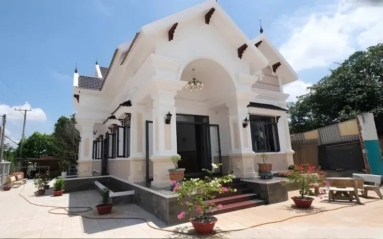 Mẫu biệt thự mái thái chữ u tạo khoảng sân thoáng rộng