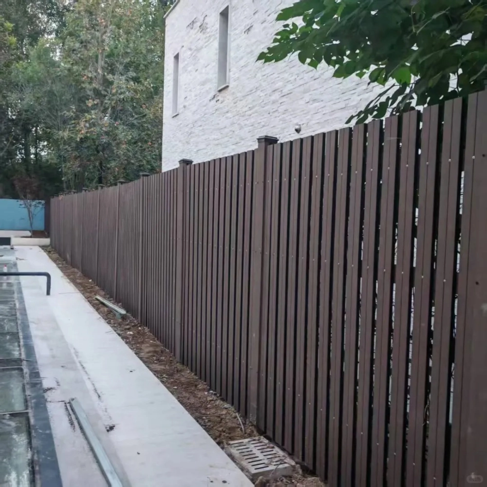 Mẫu hàng rào nhà vườn mái nhật tạo không gian mở