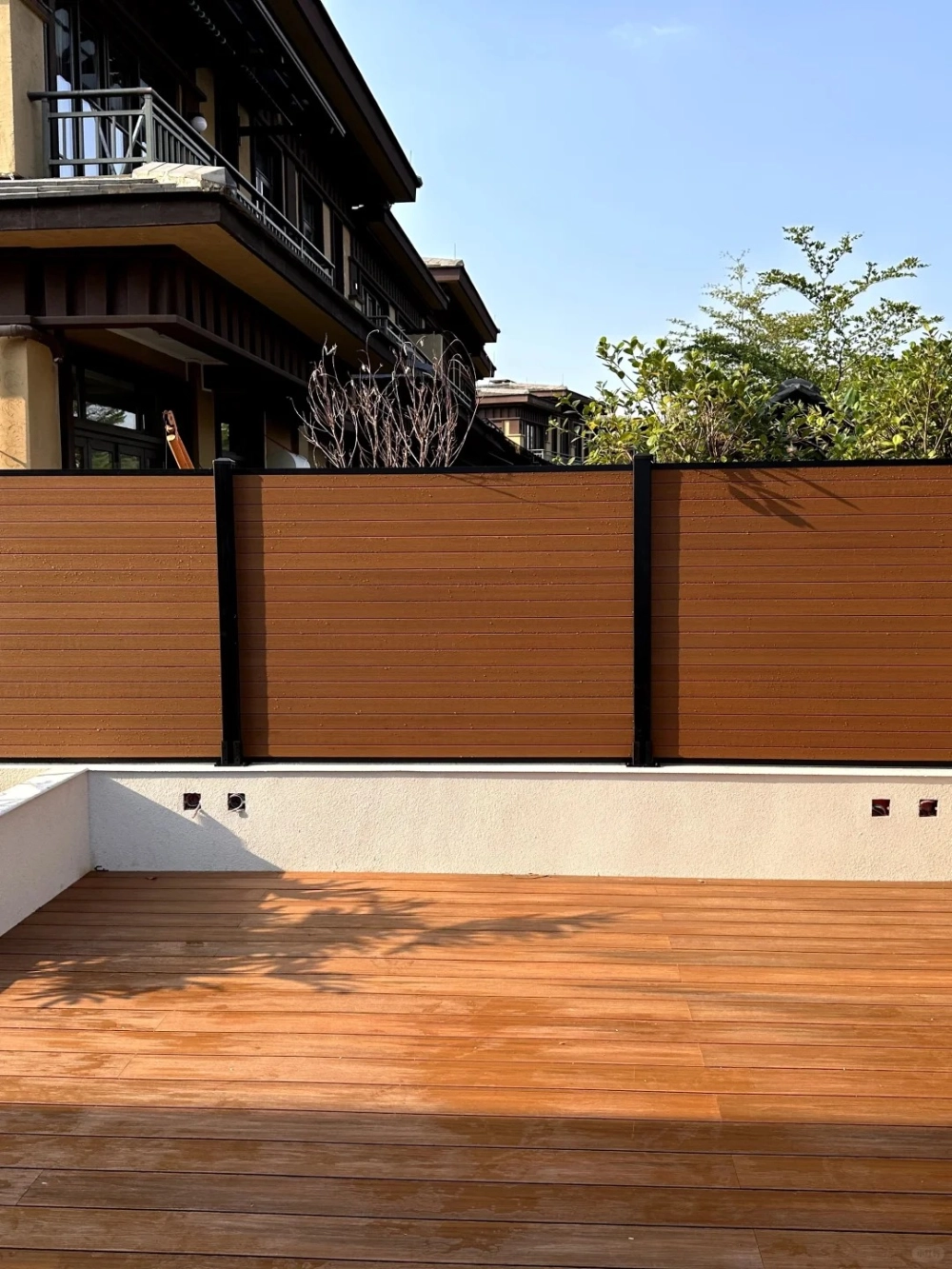 Hàng rào sắt mỹ thuật cho nhà mái nhật sang trọng