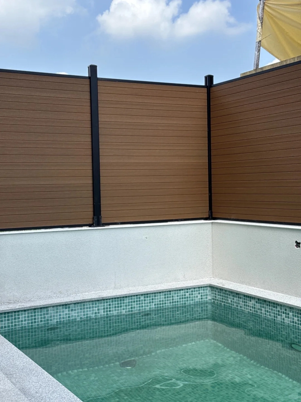 Mẫu hàng rào nan gỗ cho nhà mái nhật ấm cúng