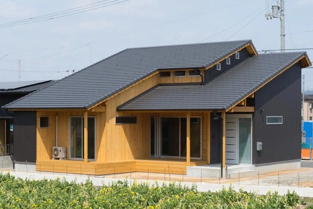 Thiết kế mặt tiền nhà cấp 4 mái nhật 8m gọn gàng cho gia đình trẻ