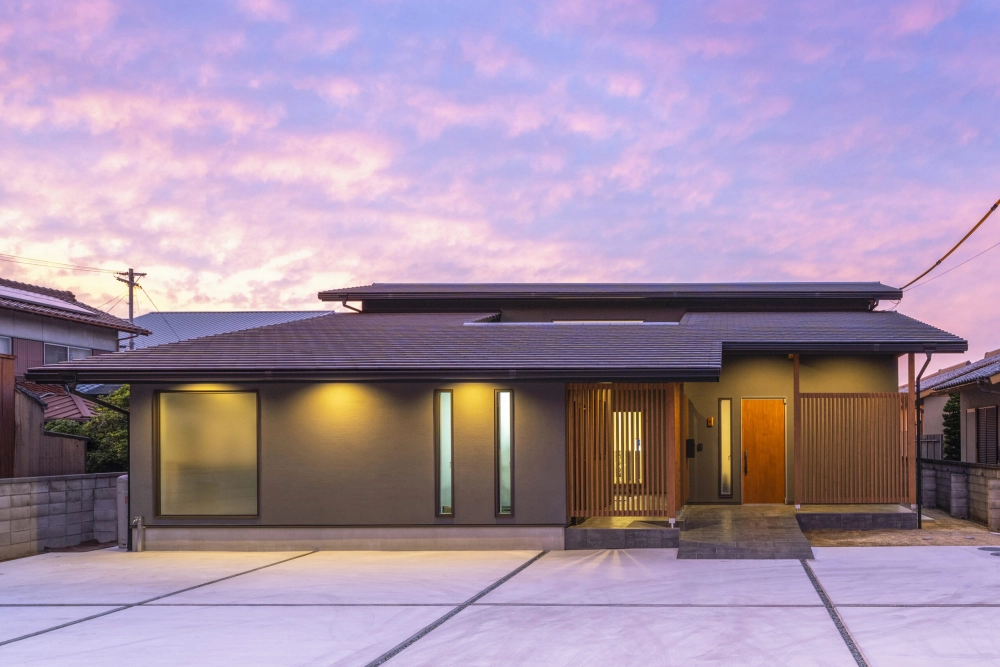 Phối màu mặt tiền nhà cấp 4 mái nhật tông nâu trầm ấm cúng