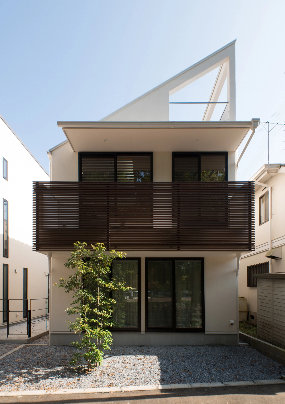 Mặt tiền nhà mái lệch hiện đại đầy cá tính