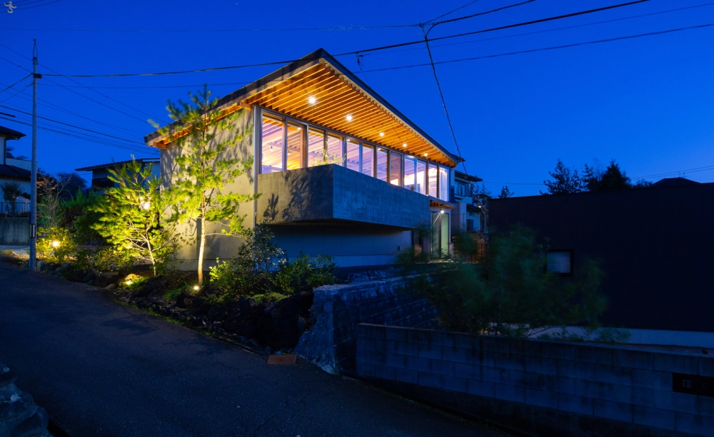 Mặt tiền nhà mái lệch 2 tầng nổi bật hiện đại