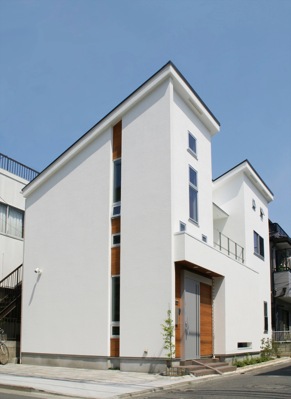 Mẫu mặt tiền nhà mái lệch 2 tầng hài hòa thẩm mỹ