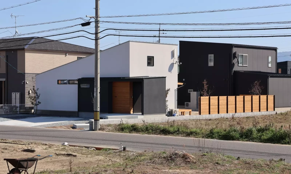 Trang trí mặt tiền nhà mái lệch 2 tầng tinh tế