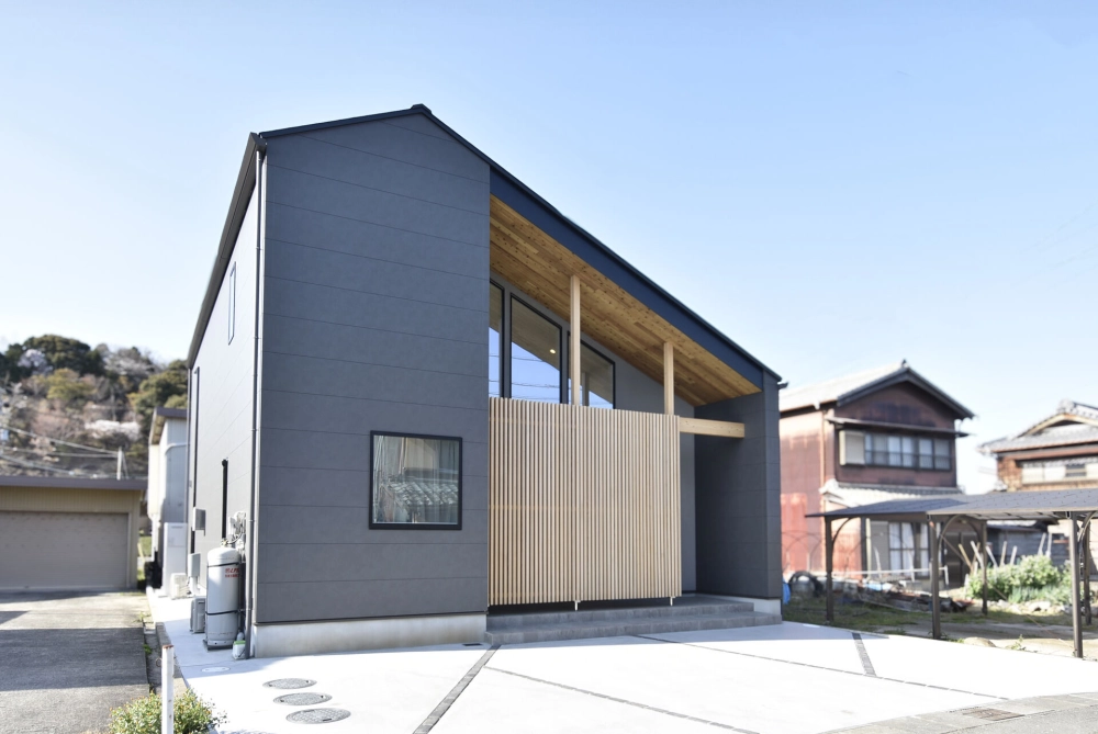 Màu sơn mặt tiền nhà mái lệch 2 tầng hài hòa