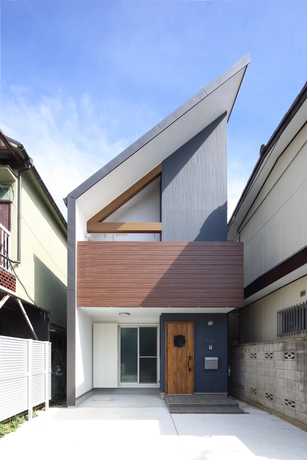 Mẫu thiết kế mặt tiền nhà mái lệch 2 tầng đẹp