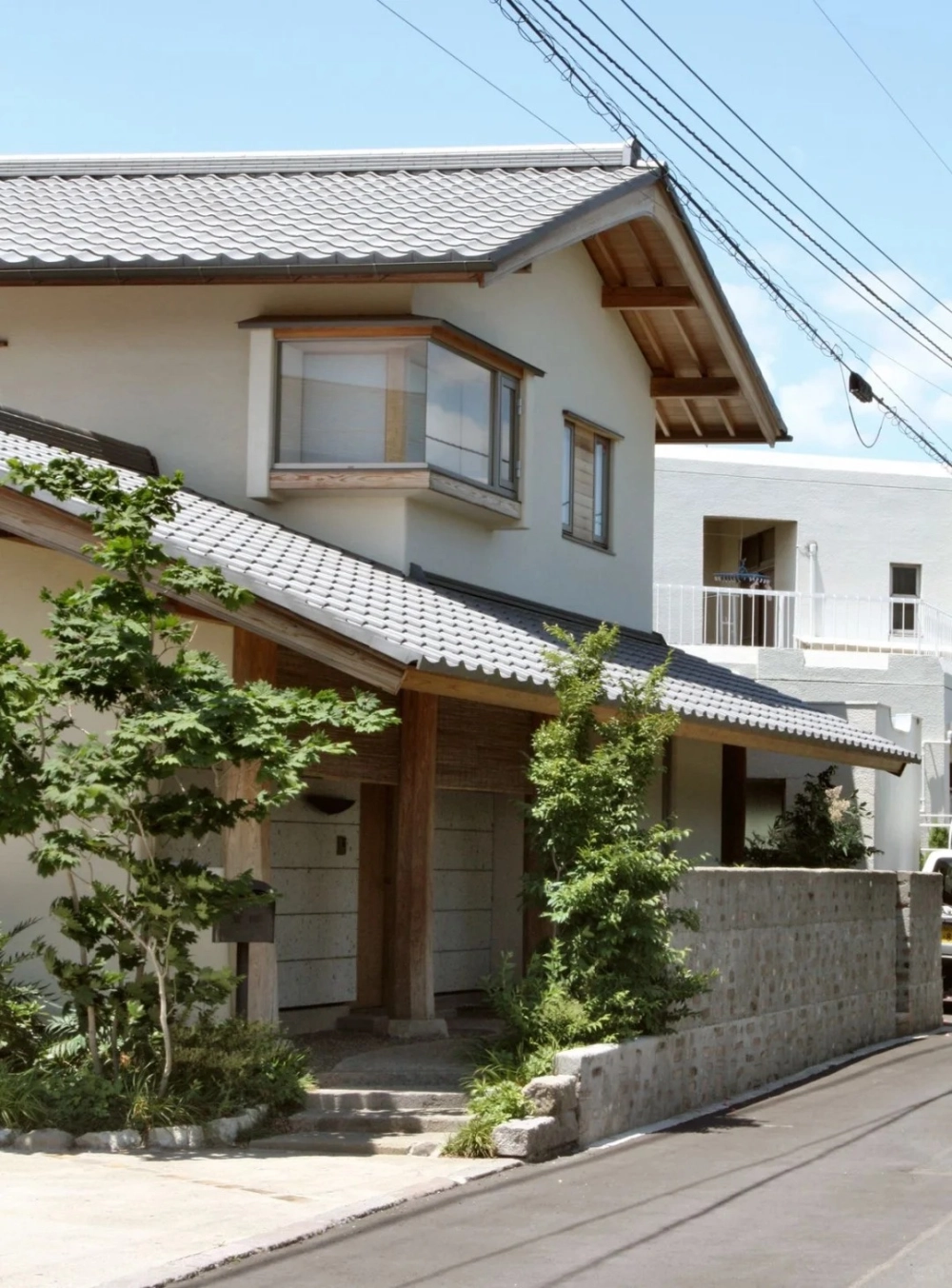 Cửa chính mặt tiền nhà mái nhật đẹp làm từ gỗ tự nhiên cao cấp