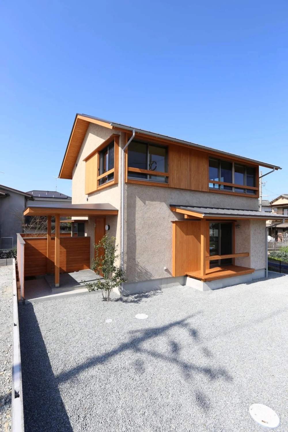 Trang trí mặt tiền nhà mái nhật hiện đại với tông màu trung tính thanh lịch