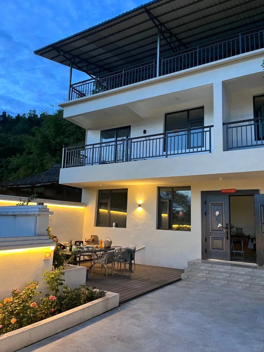 Không gian mặt tiền nhà mái nhật 2 tầng có sân vườn rộng