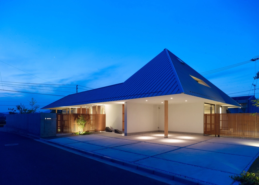 Cửa nhôm kính mặt tiền nhà mái nhật đón ánh sáng tự nhiên