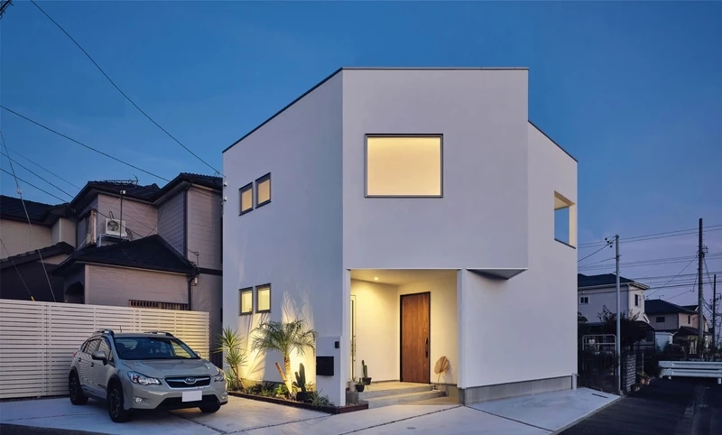 Ngôi nhà phố tiện nghi nhà mái bằng đơn giản thành thị