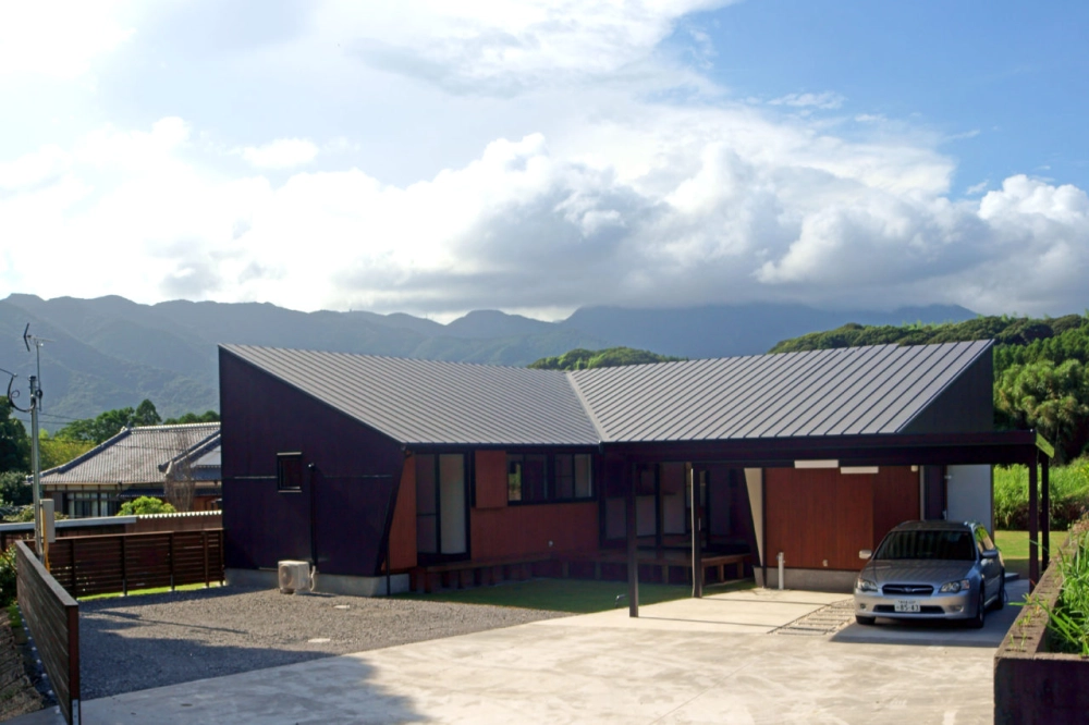 Nhà mái lệch chữ L tạo hình kiến trúc cân đối hiện đại