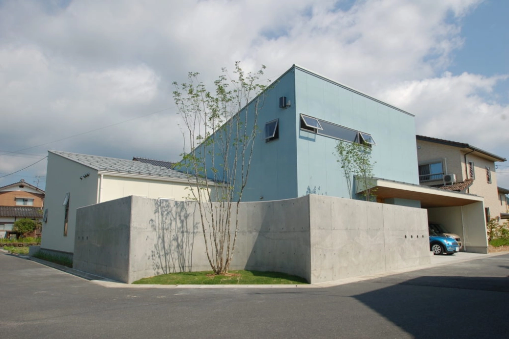 Nhà chữ L mái so le phá cách đầy cá tính