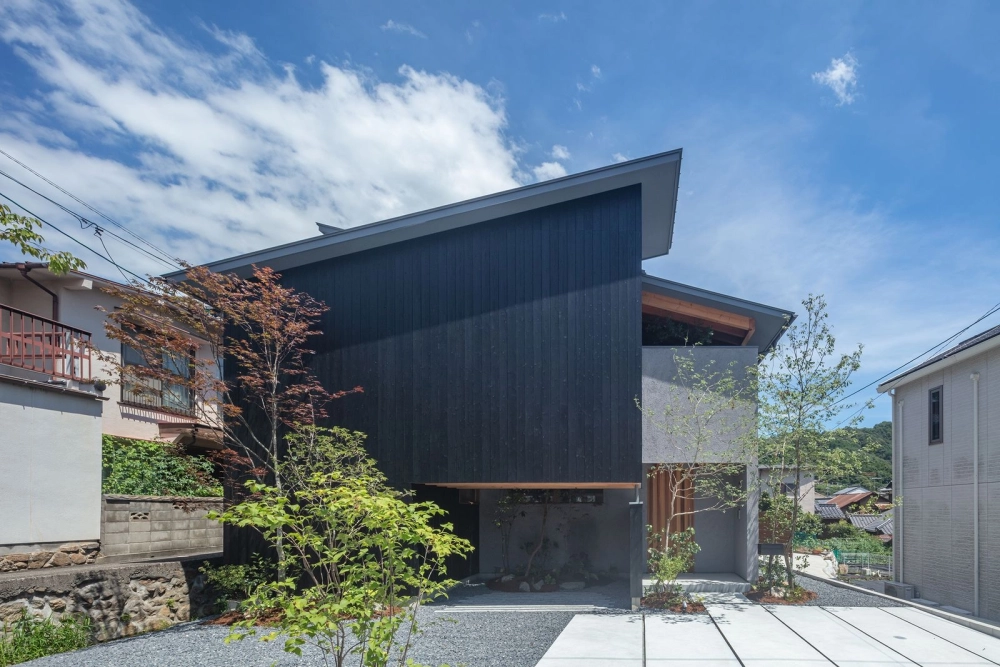 Mặt tiền nhà mái lệch sân vườn nổi bật cuốn hút