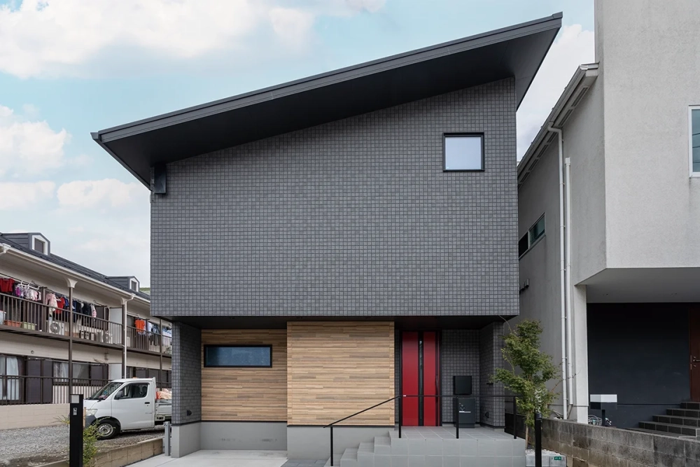 Nhà phố mái lệch tối giản thanh lịch tiện nghi