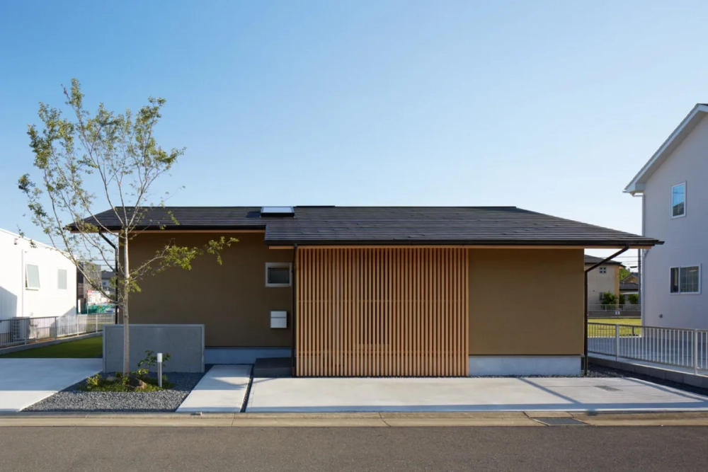 Phối cảnh nhà mái nhật 1 tầng hiện đại với không gian xanh mát