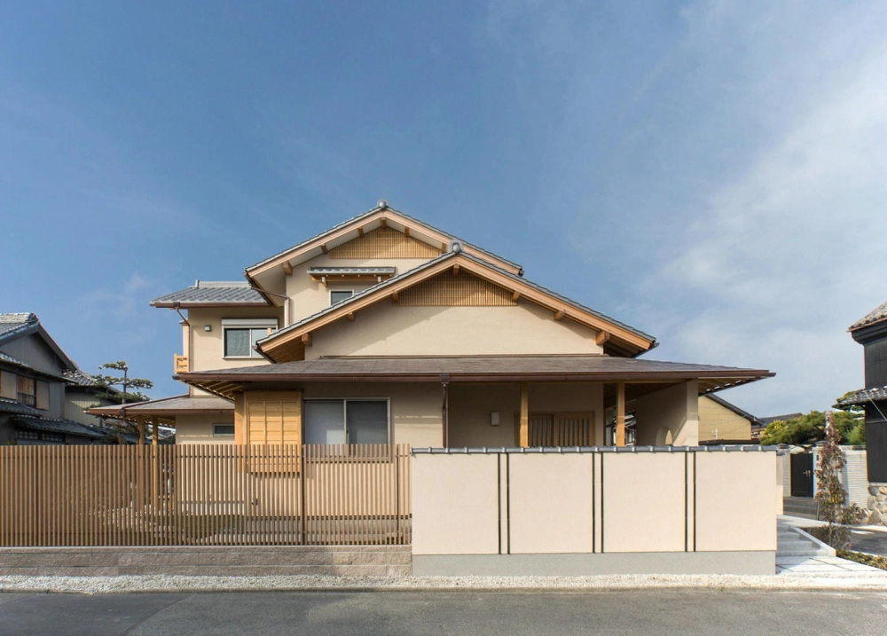 Thiết kế nhà mái nhật 2 tầng có ban công rộng để thư giãn