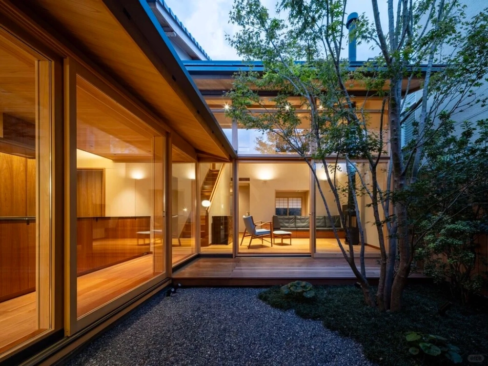 Ngoại thất nhà mái nhật chữ l đơn giản với gam màu trung tính