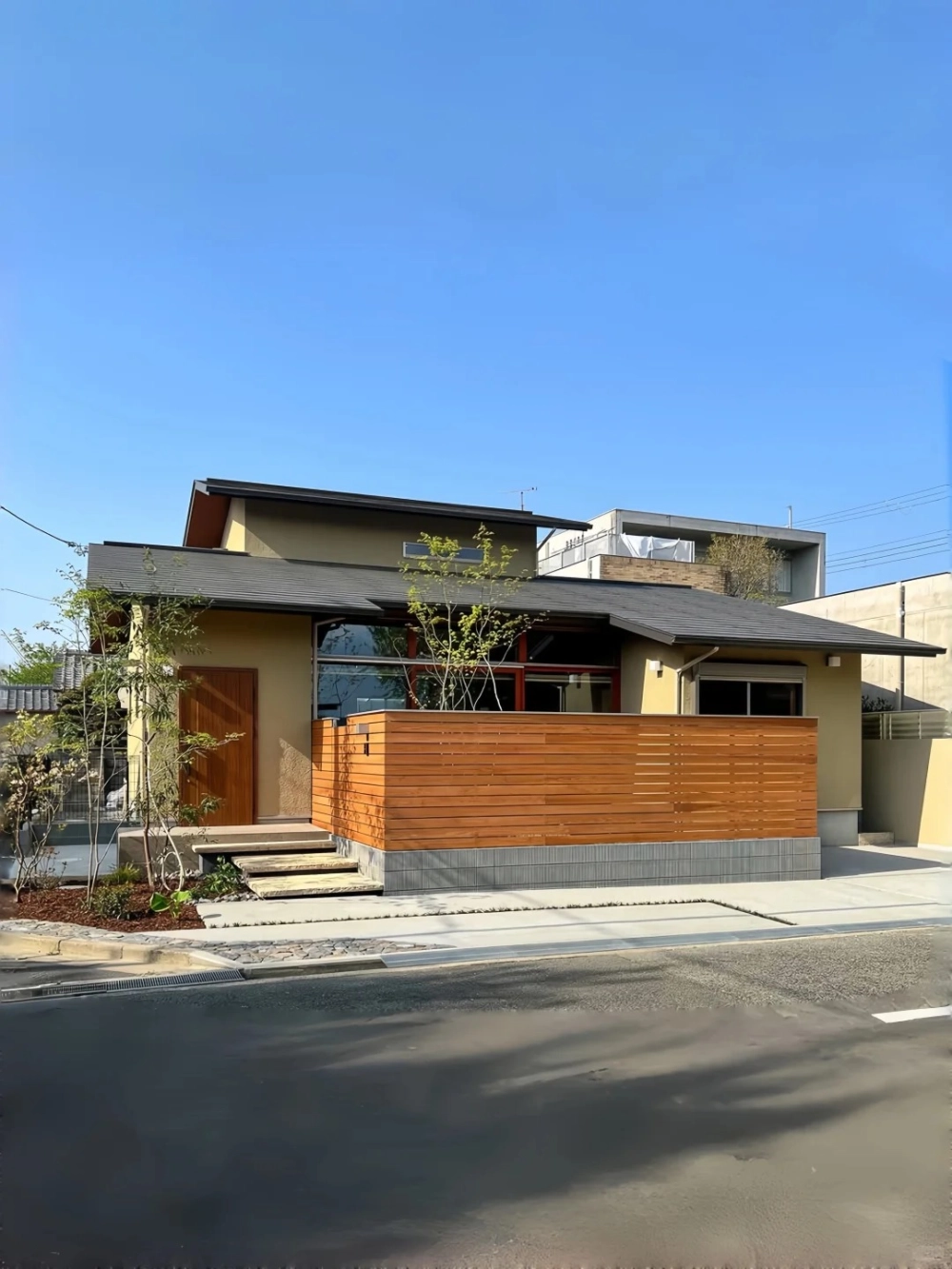 Kiến trúc nhà mái nhật chữ L với hệ mái xanh đen đặc trưng