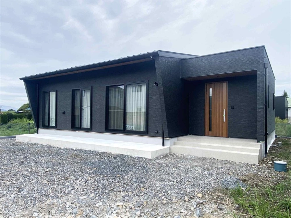 Cách trang trí hiên nhà mái nhật đơn giản với chậu cây xanh