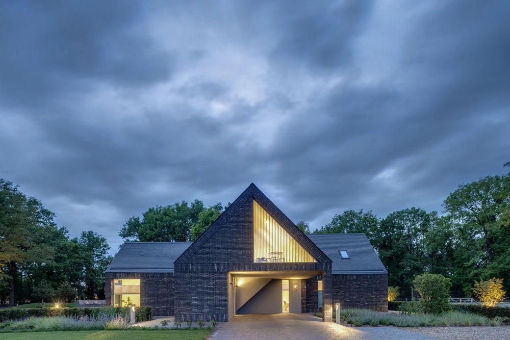 Mặt tiền nhà mái nhật nông thôn đẹp với hệ cột trụ chắc chắn