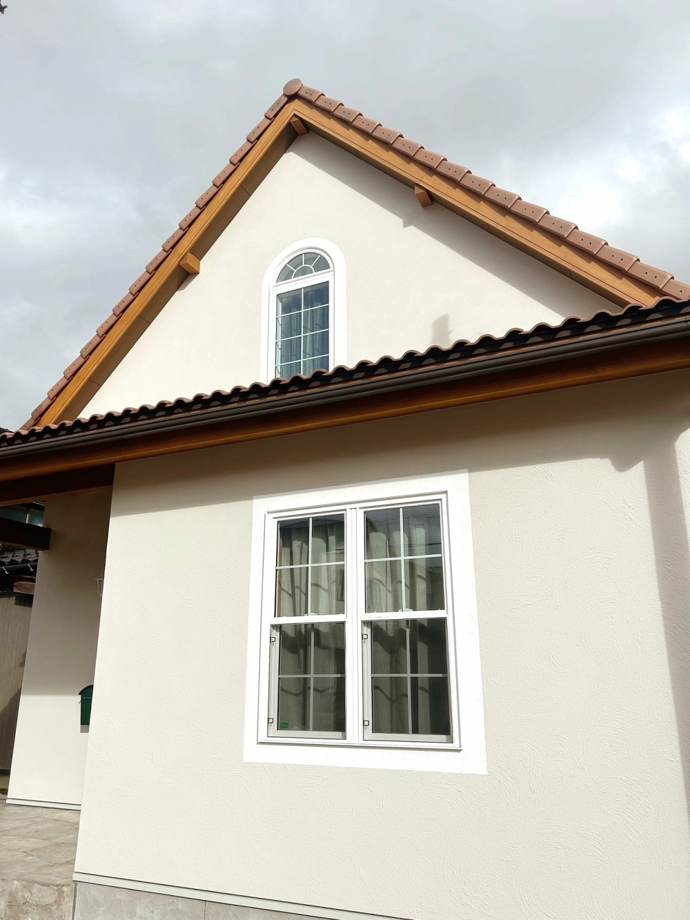 Ánh sáng trong nhà mái nhật tối giản qua ô cửa kính lớn