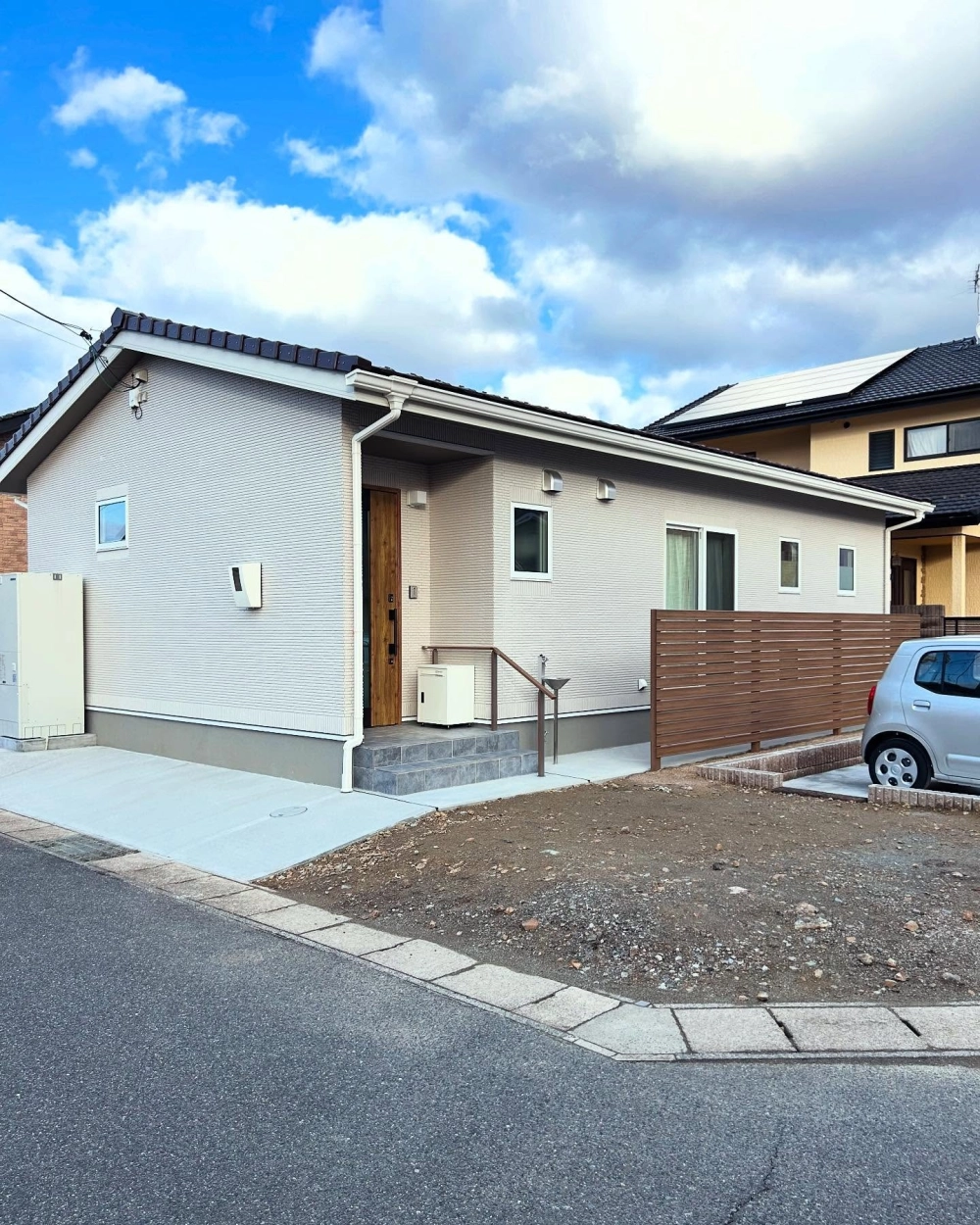 Thiết kế nhà mái nhật tối giản tinh tế với gam màu trắng