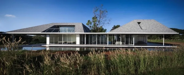 Nhà mái thái sân vườn có gác lửng tăng không gian